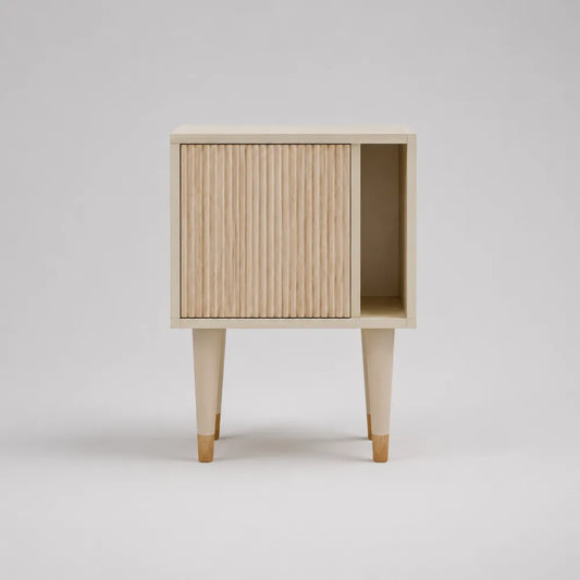 Table de chevet rectangulaire 45 x 35 x 60 cm en MDF beige avec porte rainurée et niche ouverte