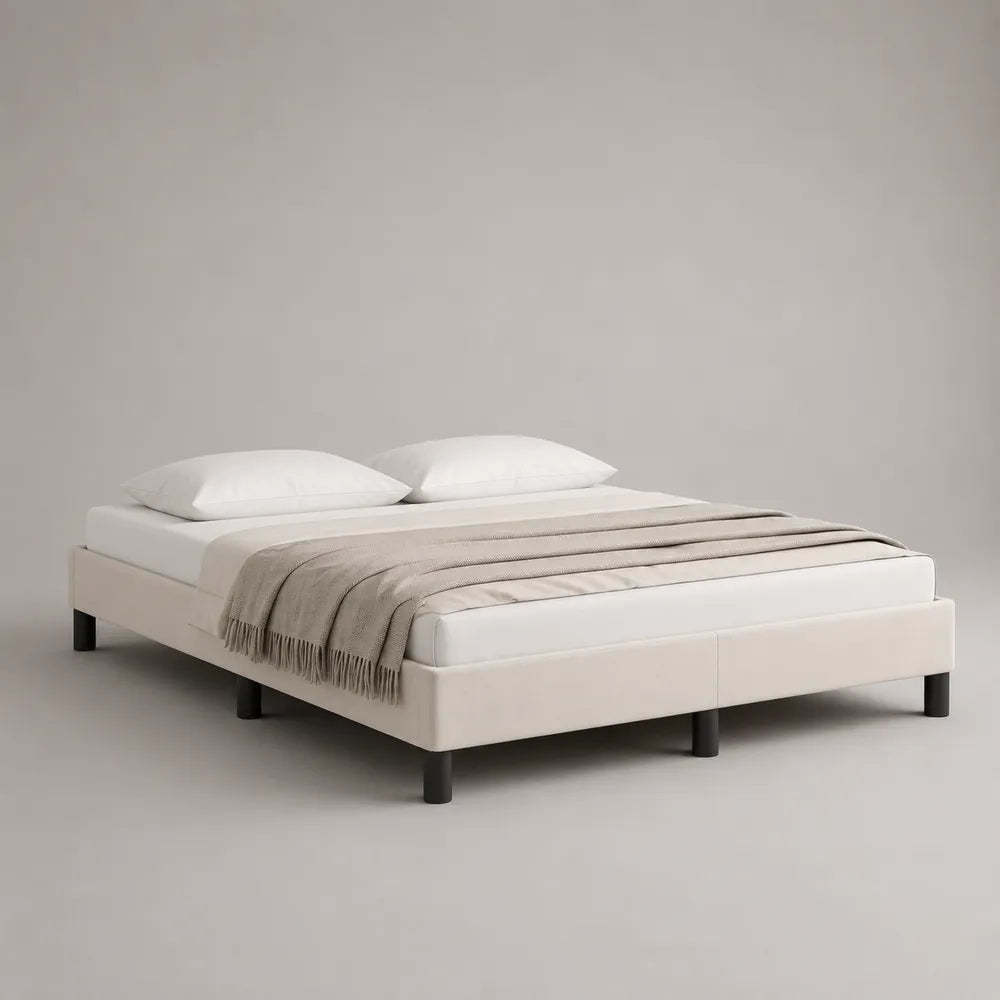 Lit double rembourré en tissu blanc avec cadre bas et pieds en acier noir 160 x 200 cm